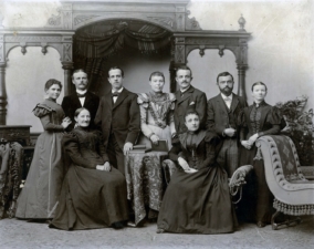 1890-family-group-pd