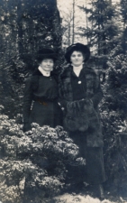 Clara and Gertrud Häfner circa 1909