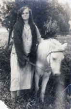 1909-gertrud-haefner-und-Pferd-pd