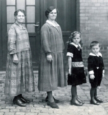 Clara Häfner, Gertrud, Elizabeth and Wolfgang Nauke circa 1926